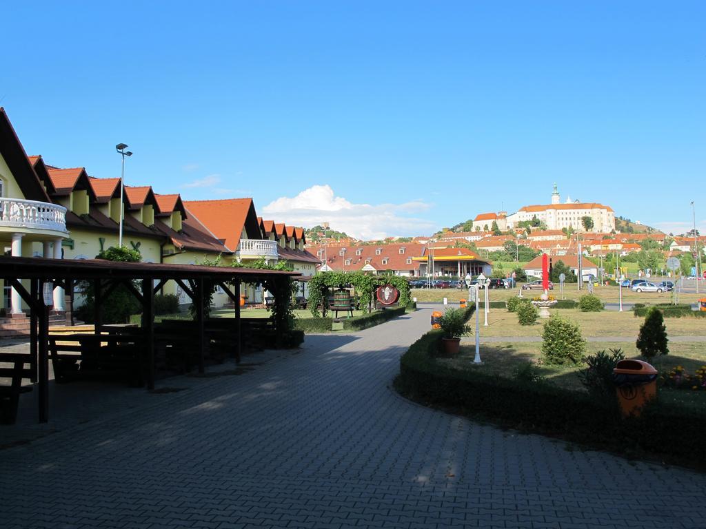 Hotel Zamecek Mikulov Exteriör bild