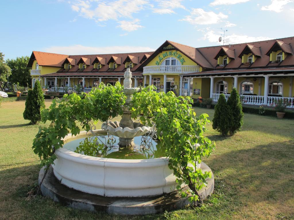 Hotel Zamecek Mikulov Exteriör bild